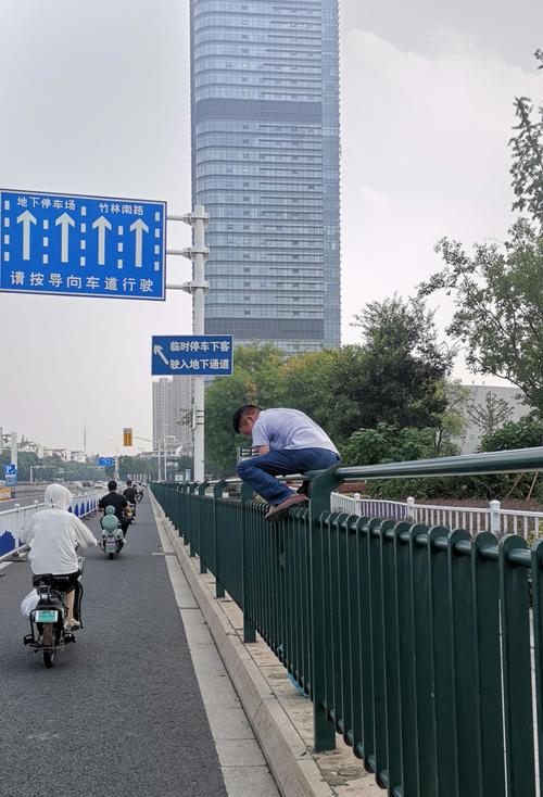 新澳天天开奖资料大全正版和为看考生爬学校护栏与