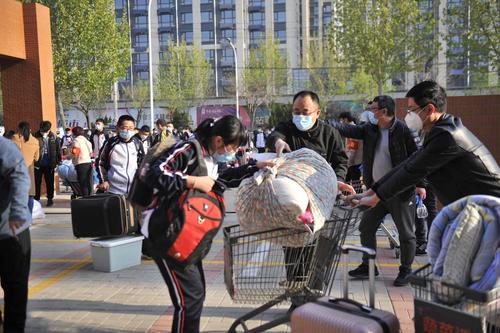 2025新澳门天天开奖免费和高考结束挑行李回家与高考结束离开校园拖着行李箱